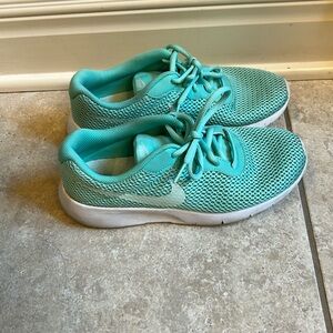 Nike Girls Tanjun mint green teal color size 5.5Y